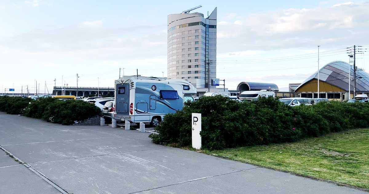 ロシア語の看板と店舗