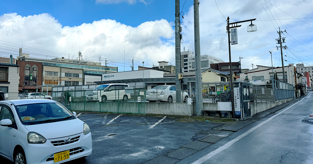 伊那市駅前の駐車場と伊那バスターミナル