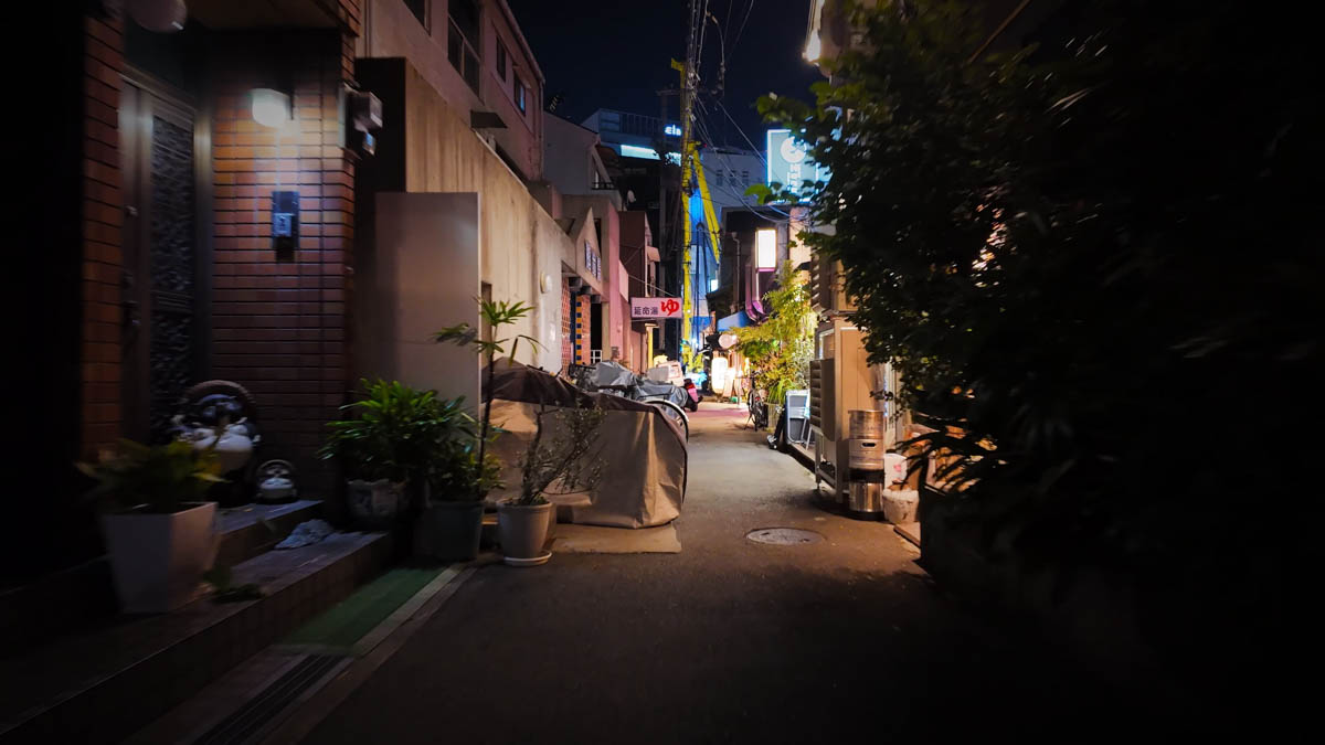 A public bathhouse among the restaurants in the alley,暖簾 hanging at the entrance