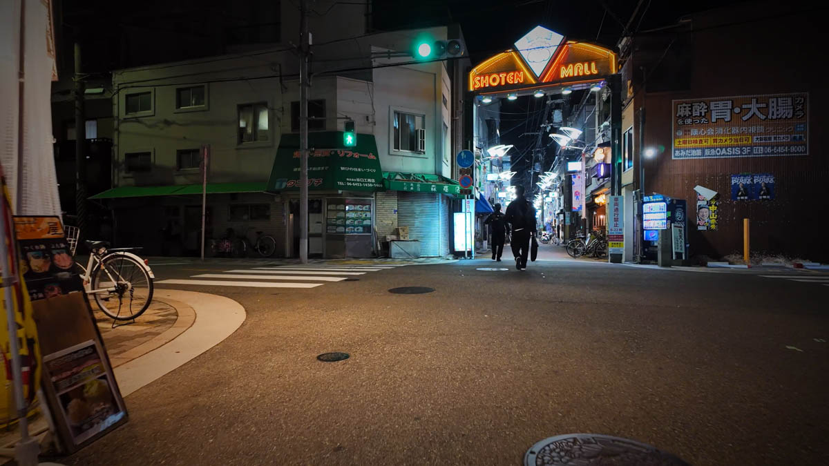 A quiet stretch of road heading toward Amagasaki, where the streetlights change tone