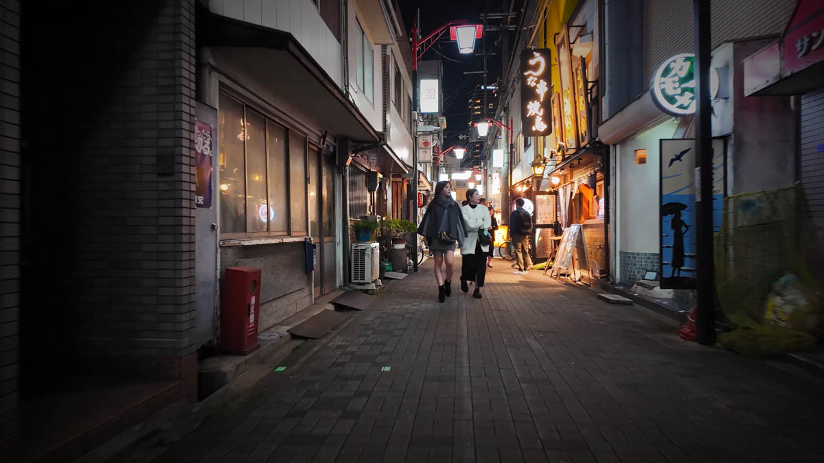 A small bar tucked away at the end of the Joshoshinmichi alley