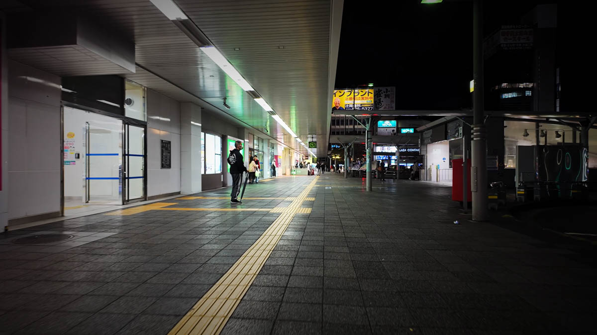 Night view of Wakayama Station's rotary, people coming and going for pick-ups and meet-ups