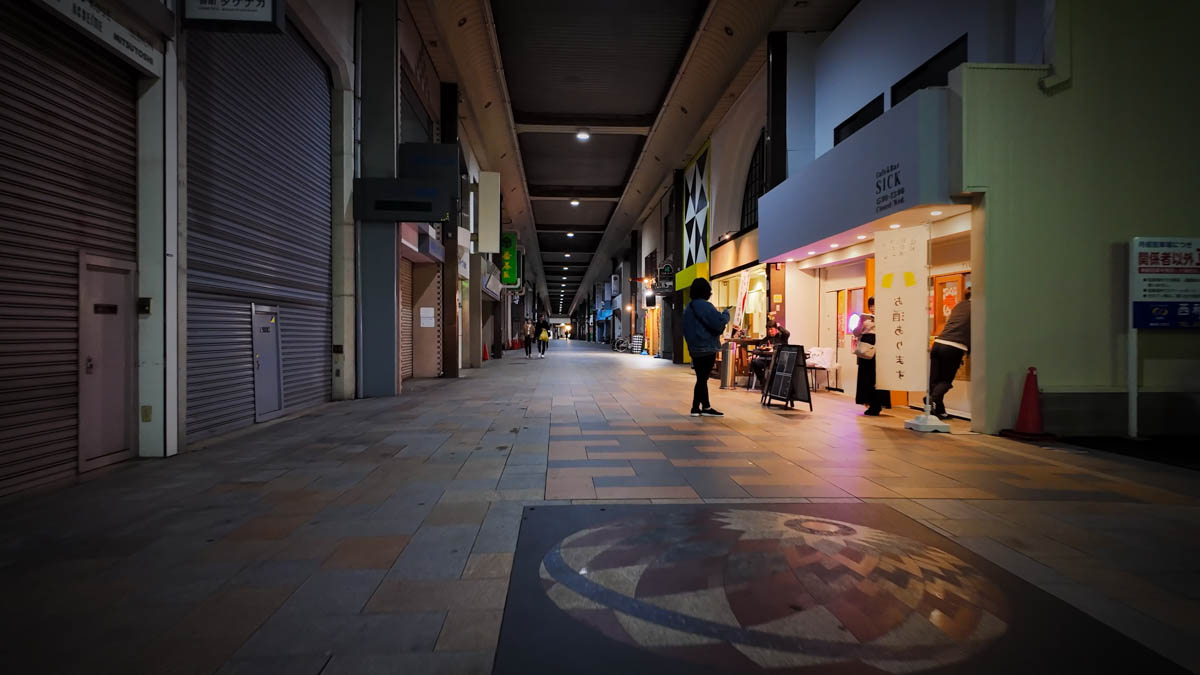 A bar-café with a charming exterior, open into the night