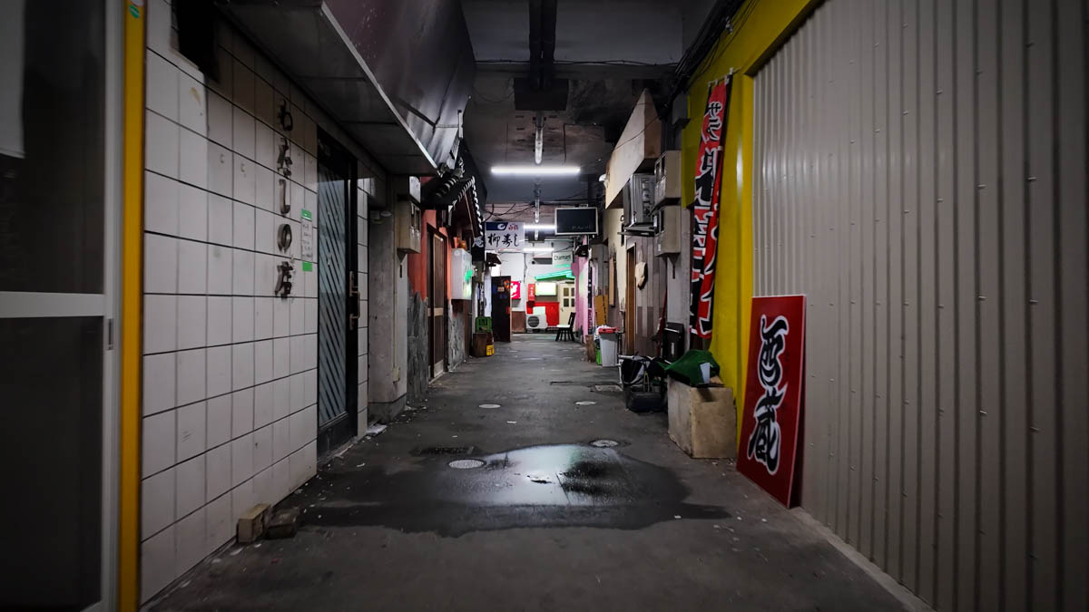 Lane alongside the arcade A narrow lane running alongside the arcade, a few places still open