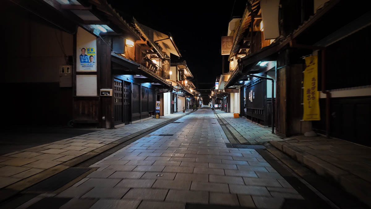 The night approach to Nagahama Betsuin Daitsūji Temple, the old merchant-town atmosphere intact