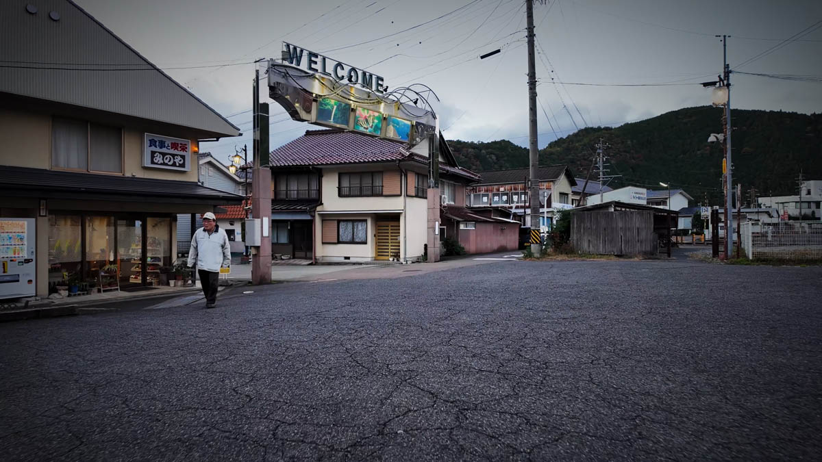 Welcome arch at the station entrance The welcome arch in front of Hida-Kanayama Station, with "WELCOME" text and a Gifu butterfly (gifucho) design