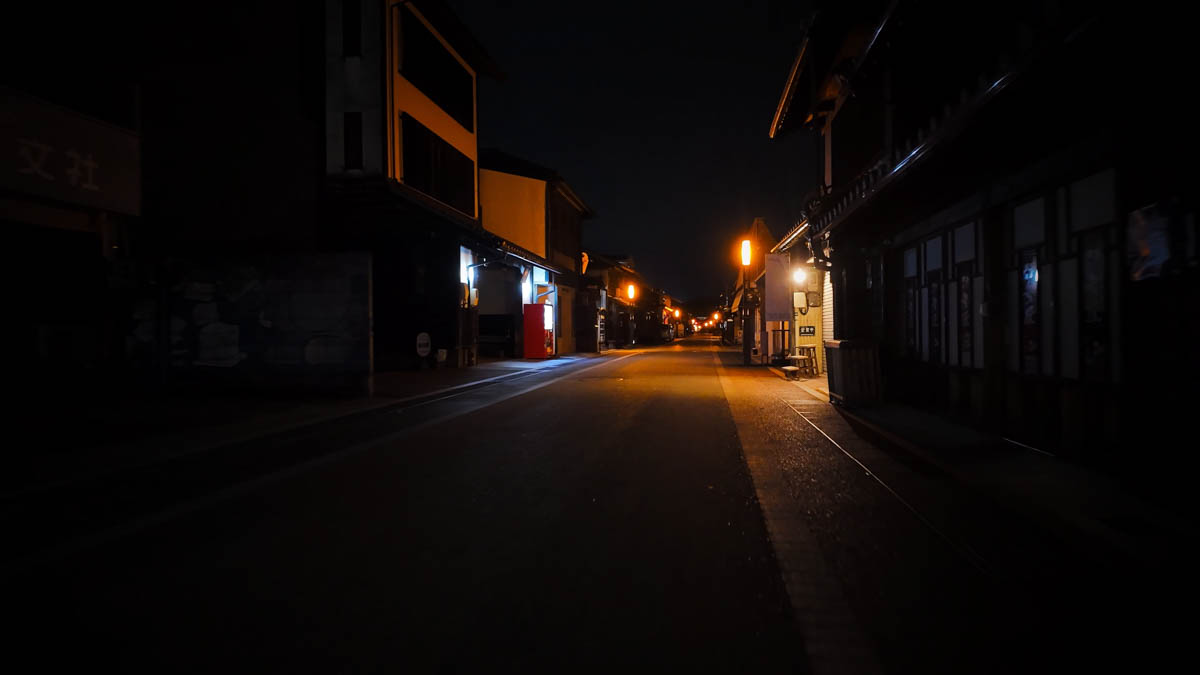 Intersection with the Inagi Kaidō Intersection with the Inagi Kaidō, where turning right leads to the castle town streets