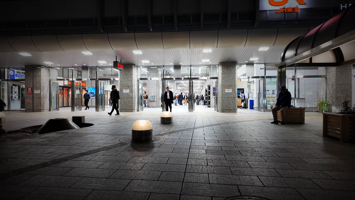 浜松駅南口。ロータリーに送迎の車が並ぶ