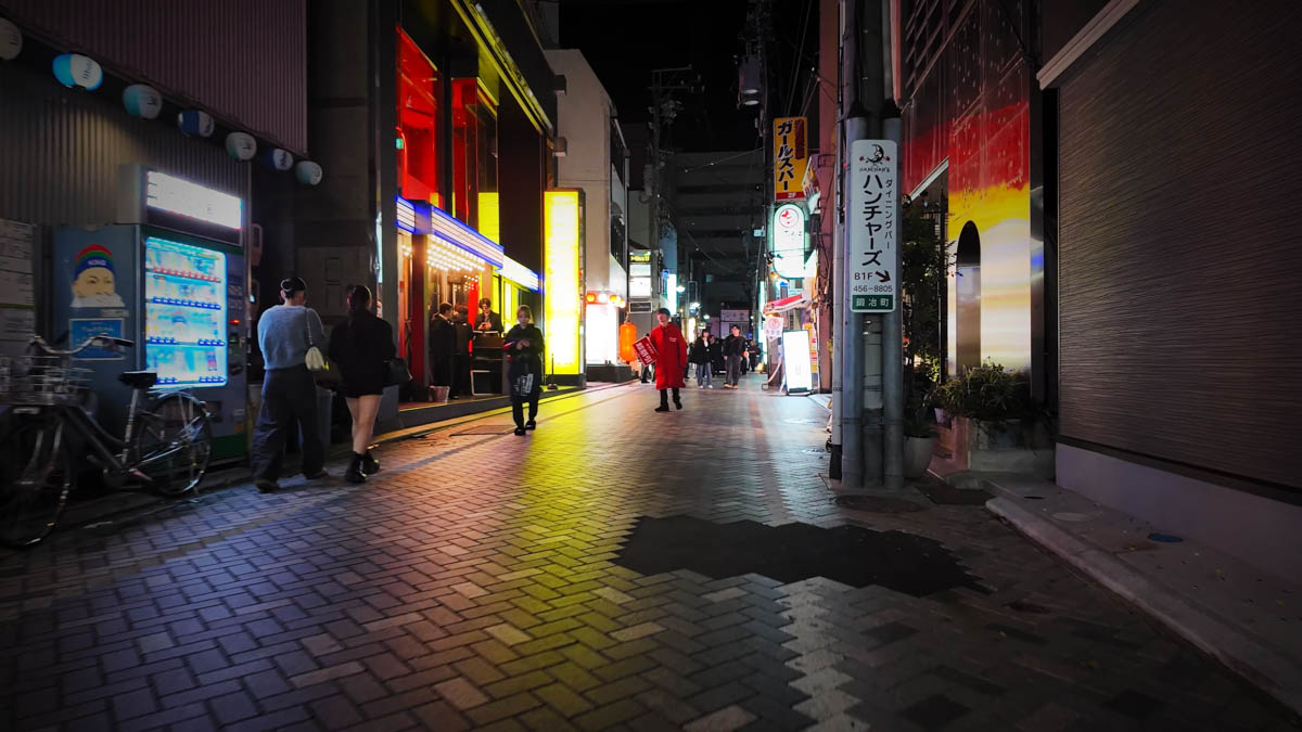 相席屋の看板が見える。店内は賑わっている様子