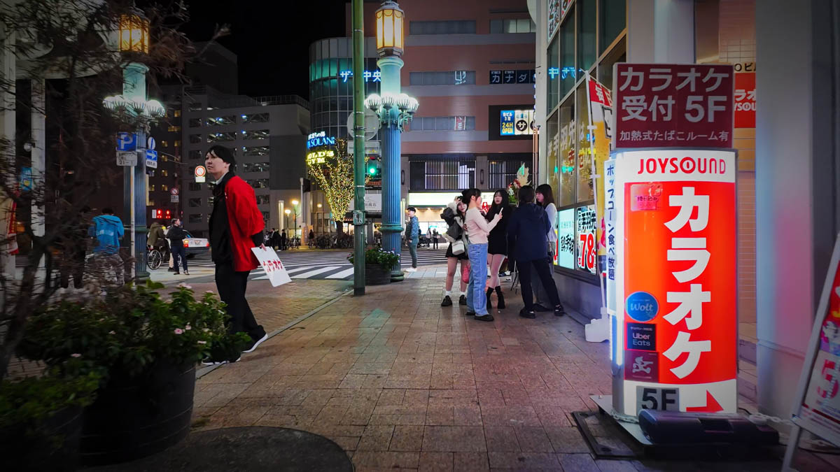 歩道で盛り上がる女の子たちのグループ
