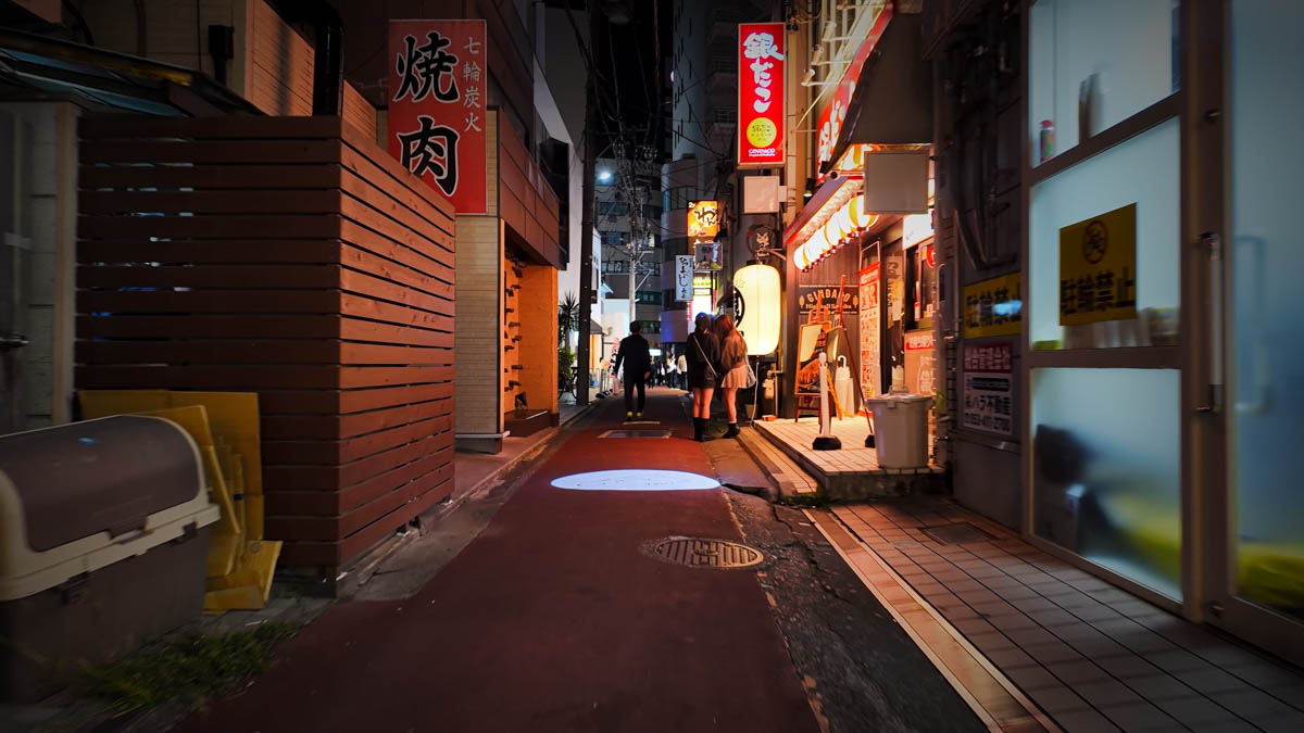 細い路地。両側に古い建物が並ぶ