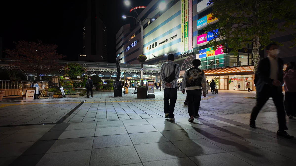 夜10時の浜松駅前。帰宅を急ぐ人たちが行き交う
