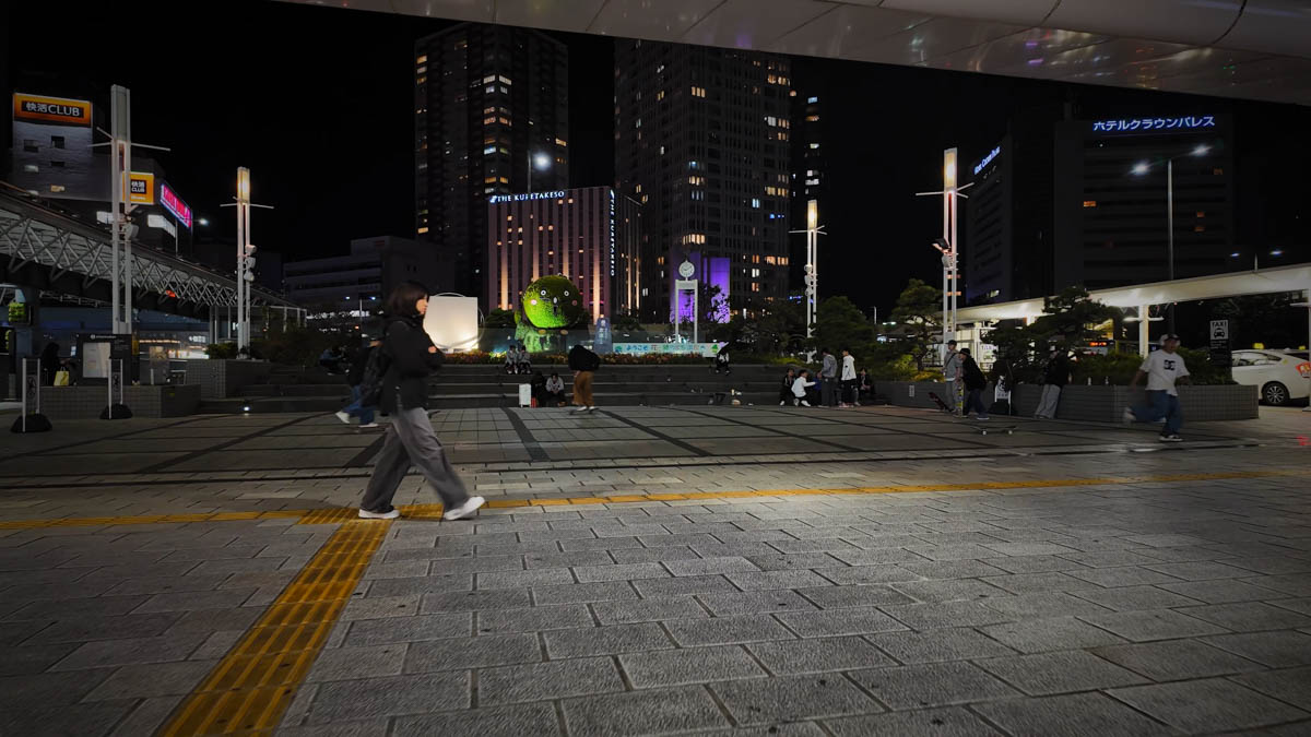 浜松駅北口。帰宅する人や待ち合わせの人が行き交う。遠くに出世大名家康くんのモニュメントが見える