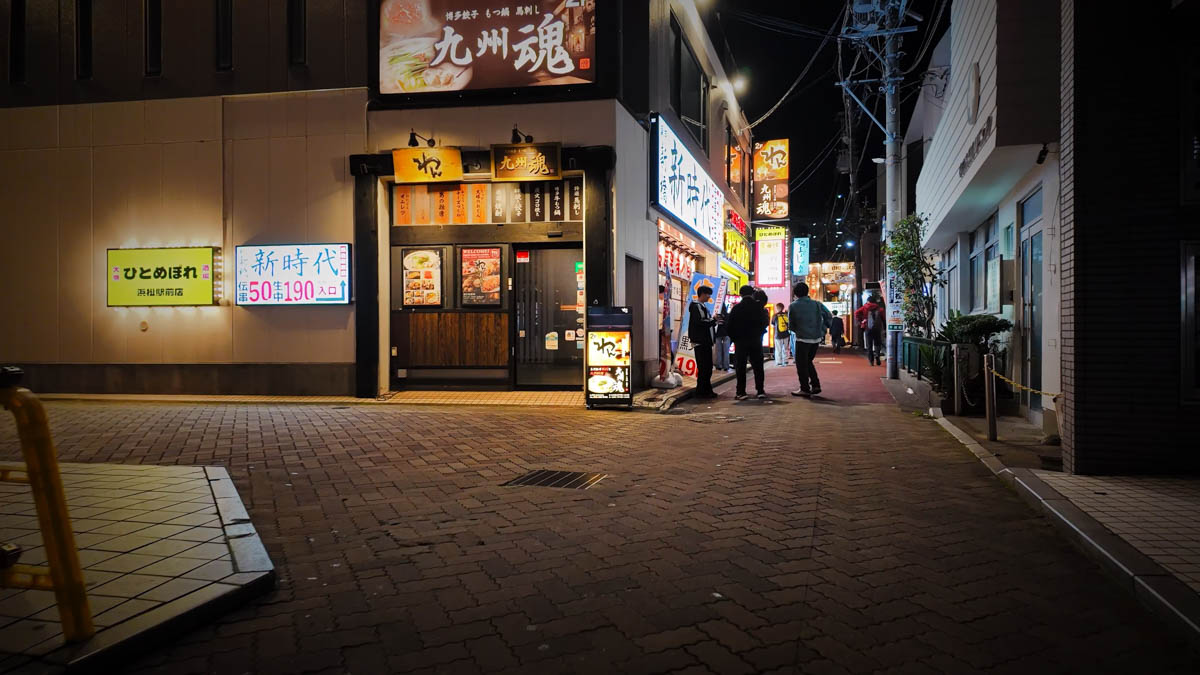 駅西側の千歳町方面へ続く道。飲食店の看板が並ぶ