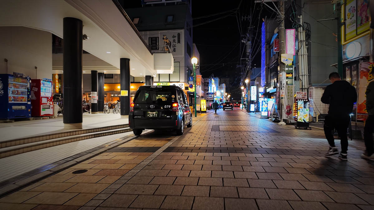 モール街の様子。飲食店が立ち並ぶ通り