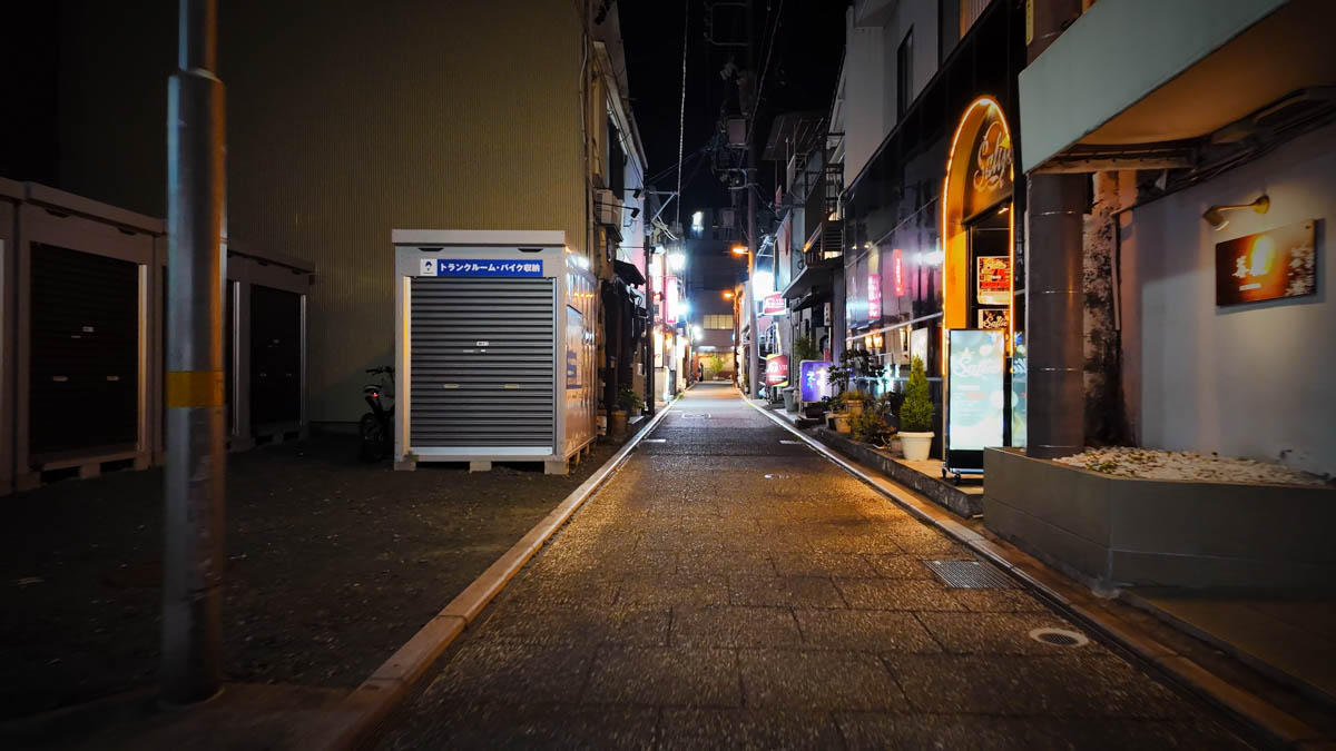 ガールズバーの看板が目立つ路地