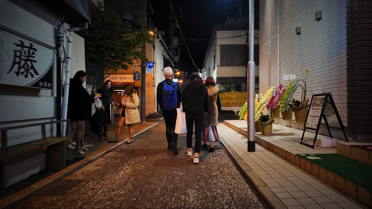 道端に立つフィリピンパブのお姉さんたち