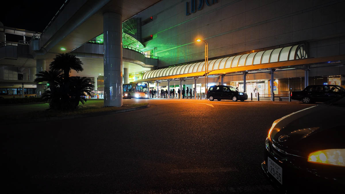 茅ヶ崎駅北口の様子。夕方の帰宅客が行き交う