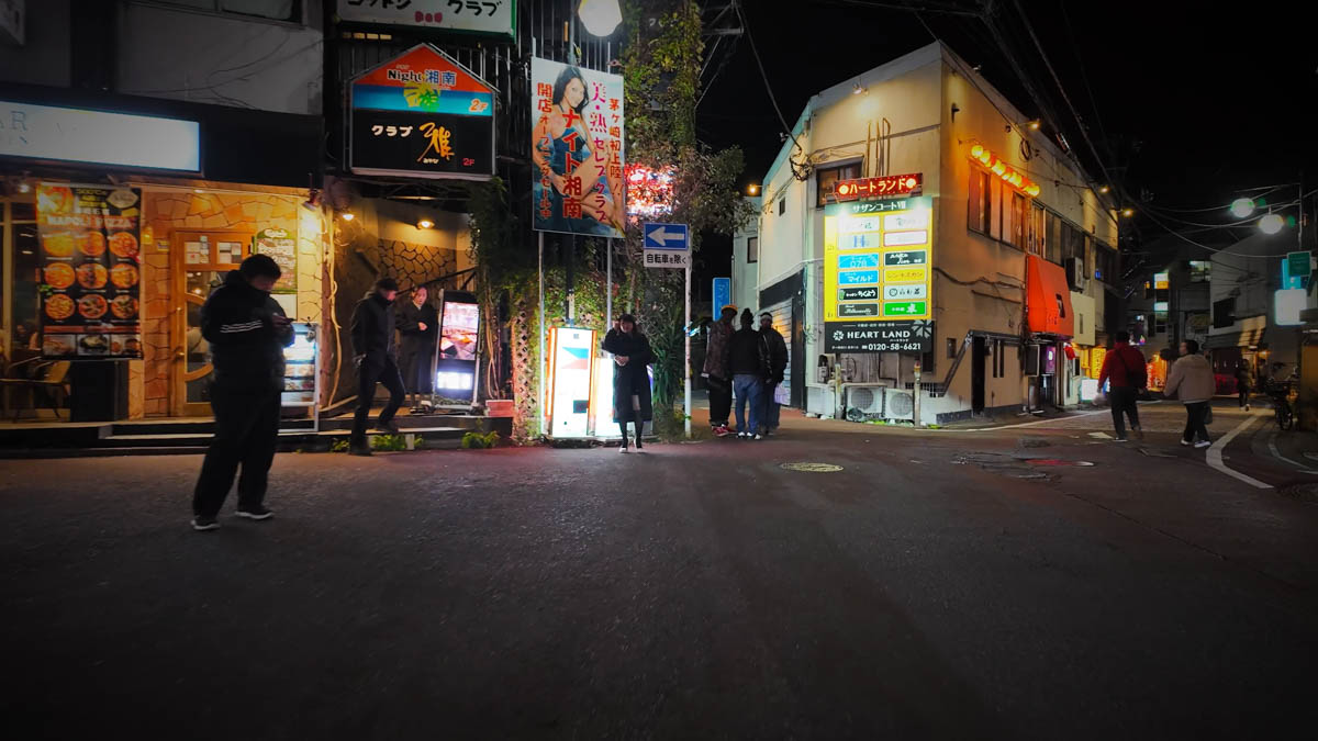 「ナイト湘南」と書かれたレトロな看板のお店