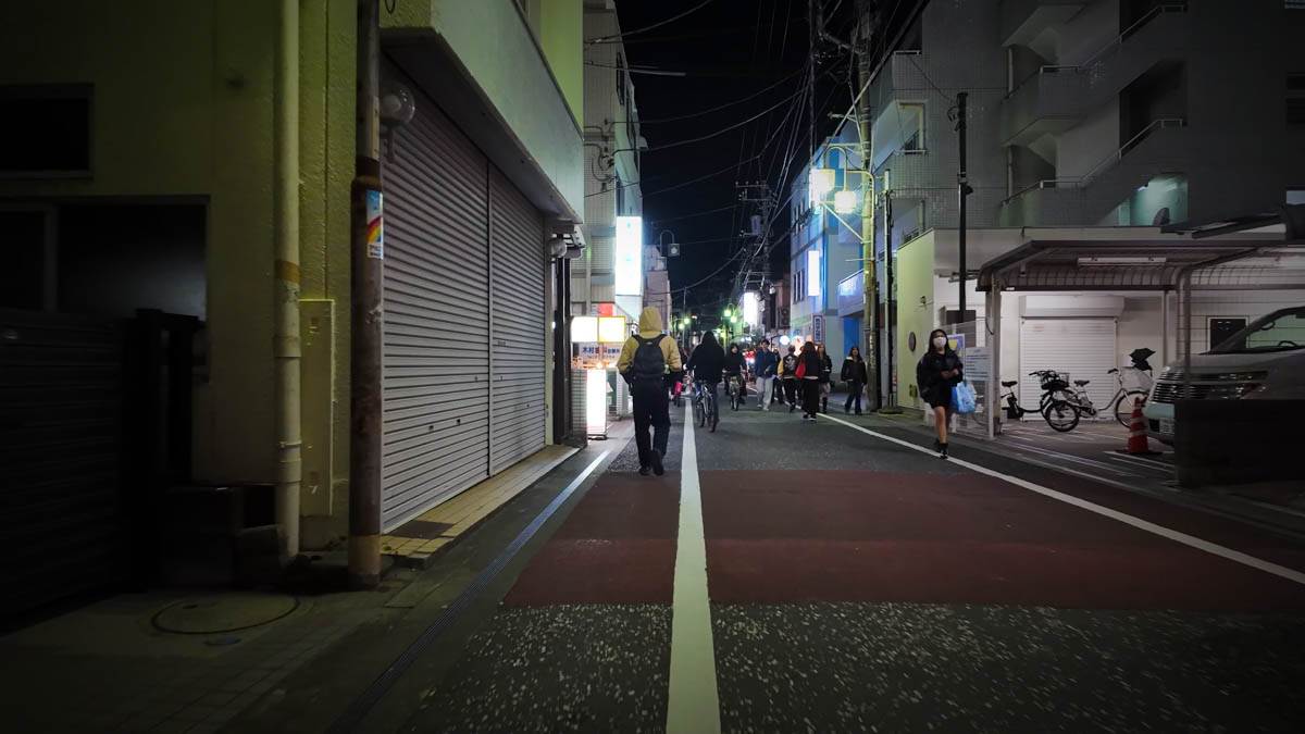 サザン通りの夜の様子。人通りが続く商店街