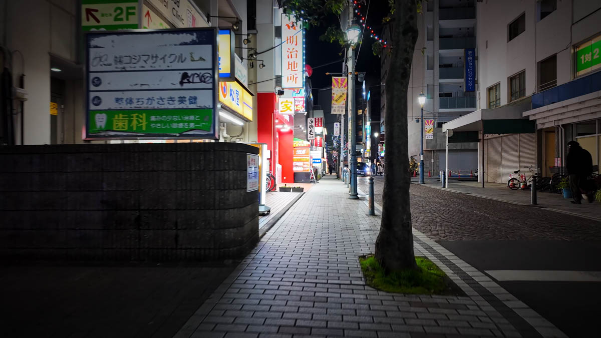 茅ヶ崎駅北口周辺の夜景。駅前ロータリーと周辺の明かり