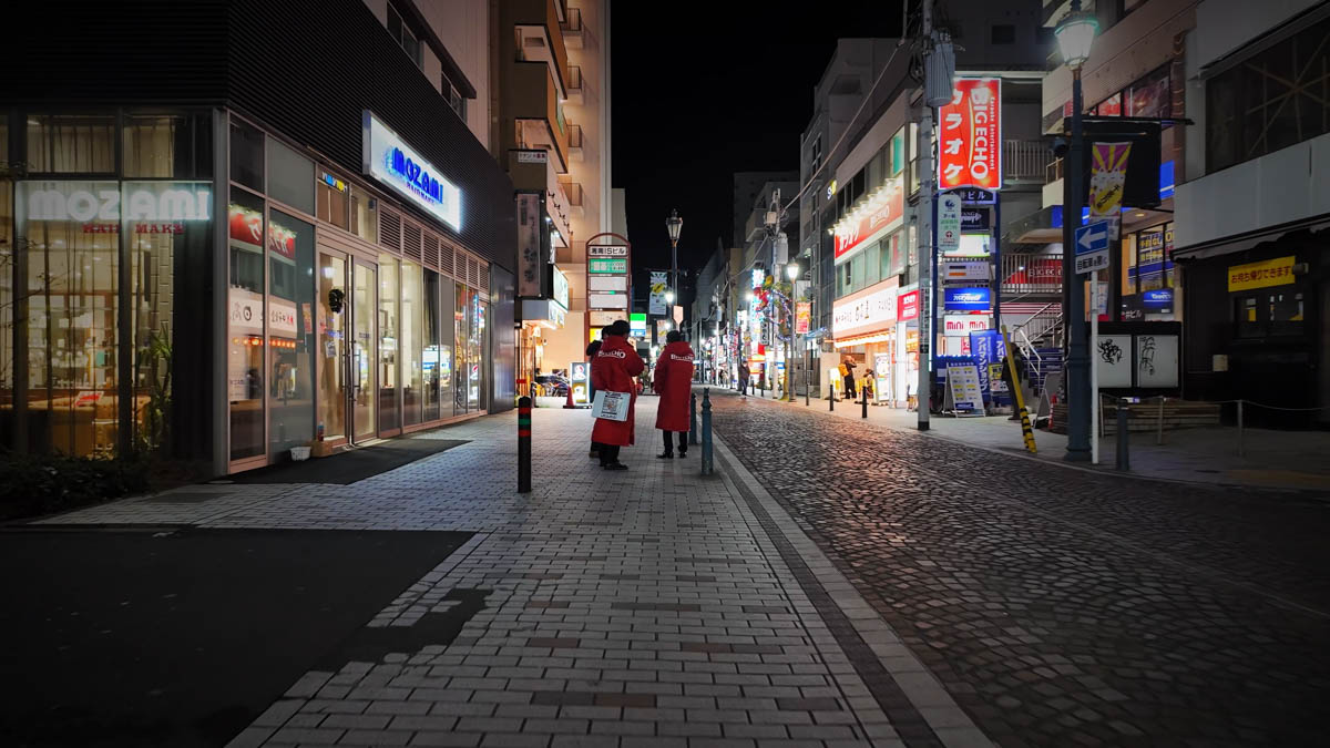 北口西側のエメロード商店街入口。カラオケ店の呼び込みが立っている