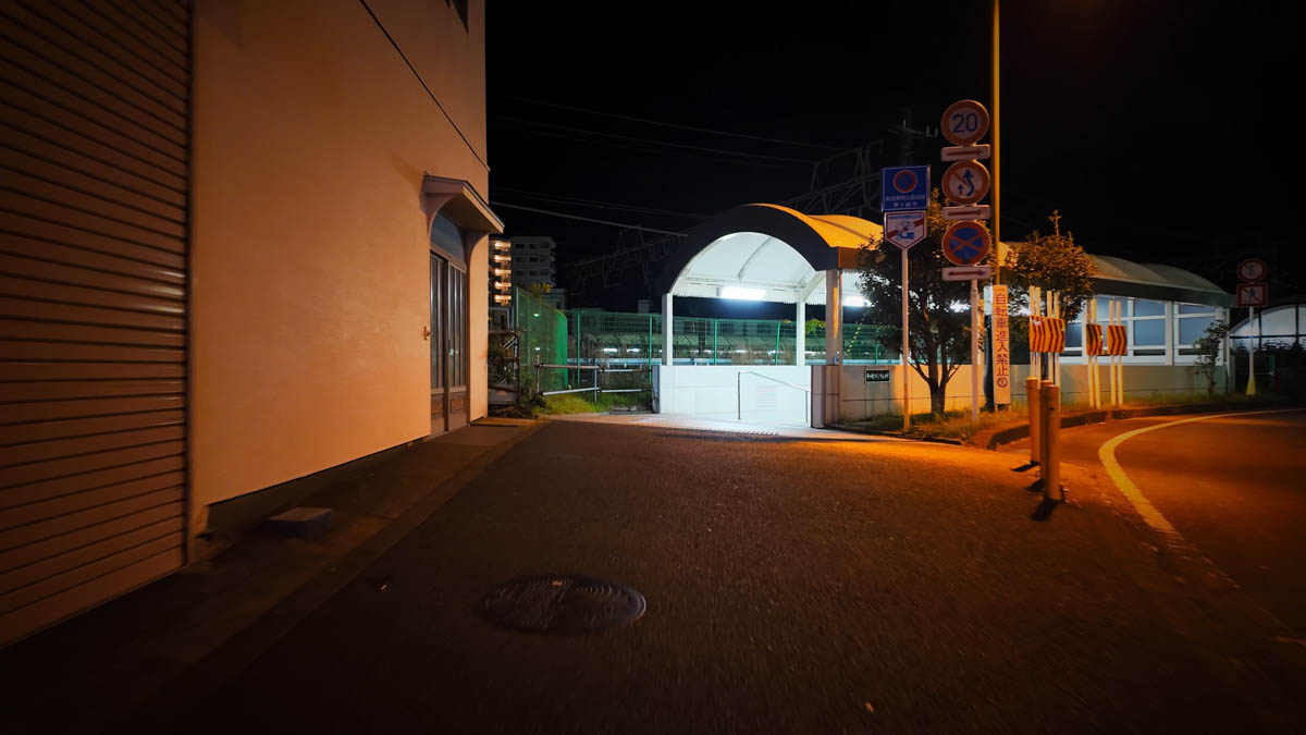 東海道本線の線路下をくぐる地下通路。南口へのアクセス路