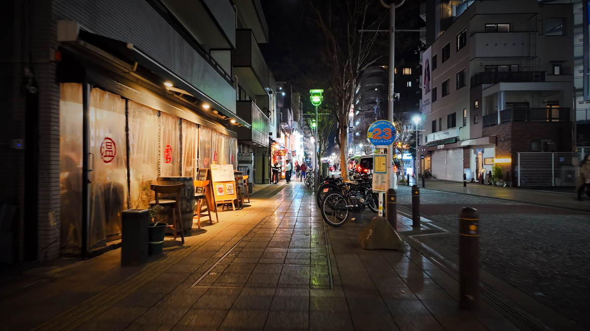 茅ヶ崎駅南口周辺。飲み屋が連なる夜の通り