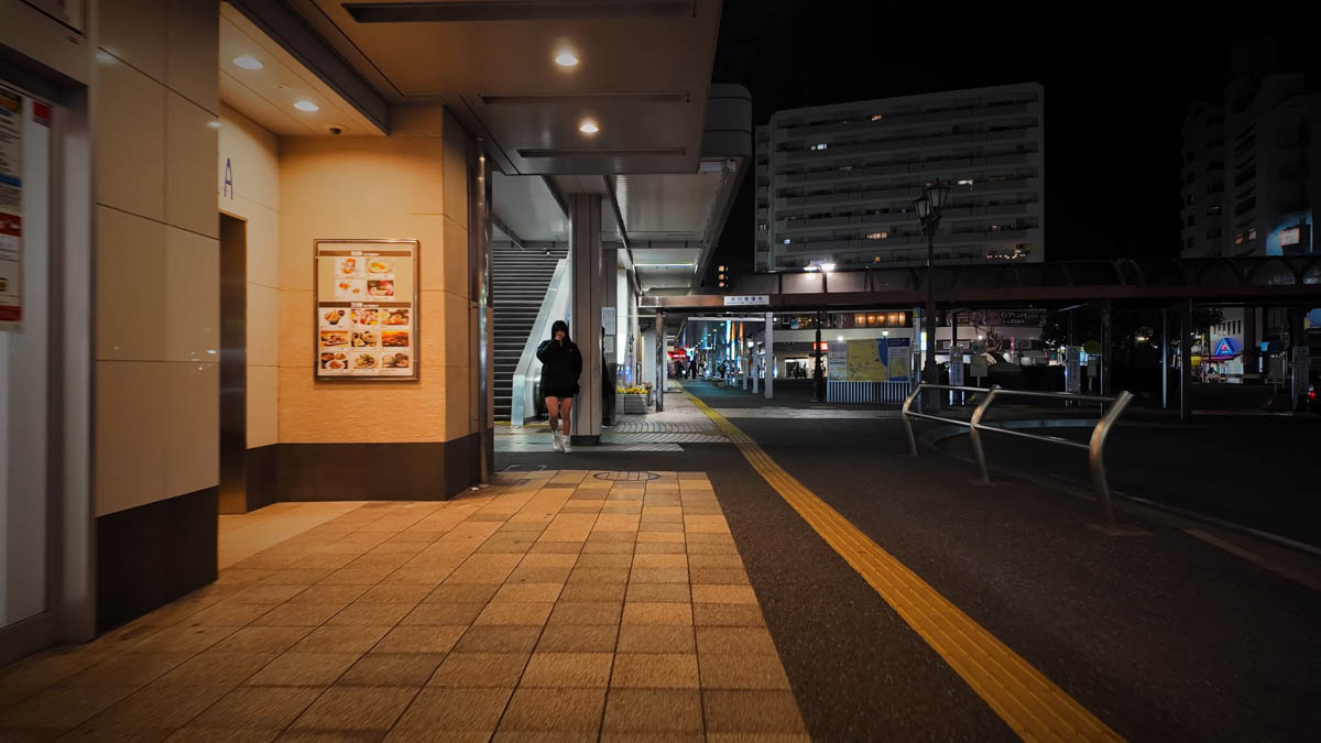 茅ヶ崎駅南口階段下の風景。小規模なローカルな飲食店が並ぶ