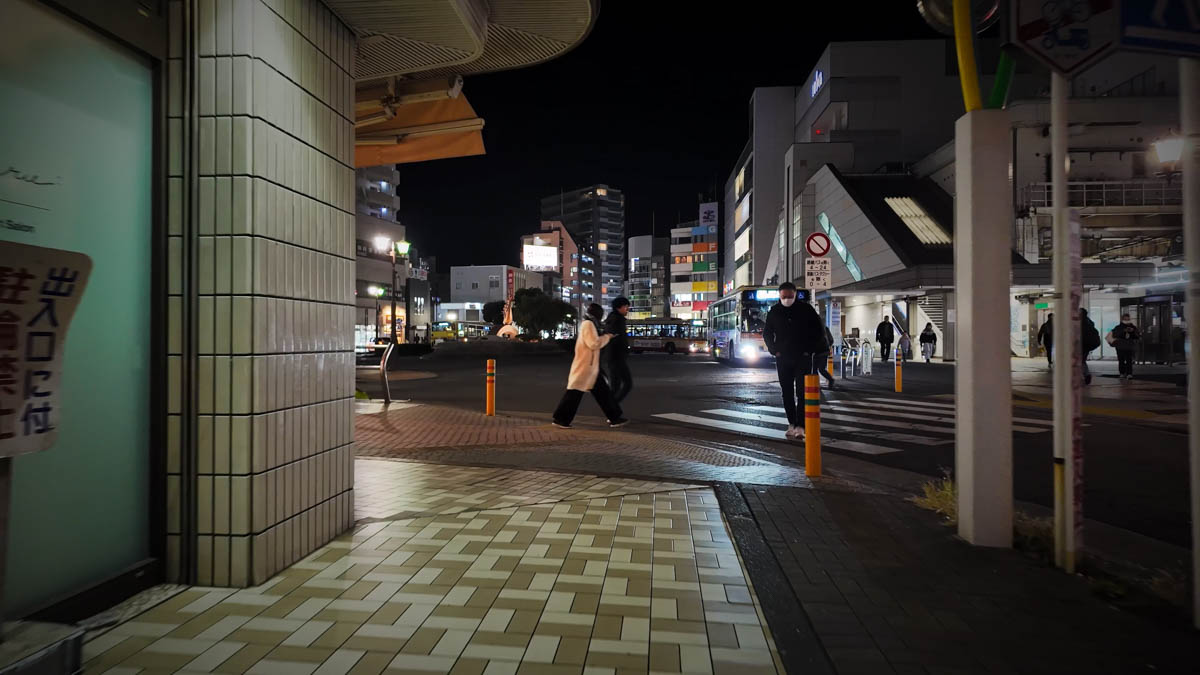 夜の茅ヶ崎駅周辺の通り。人が行き交う郊外型の駅前風景