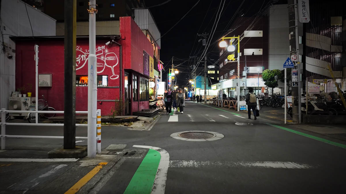 黄色い街灯が並ぶ通り。デザインが可愛らしい