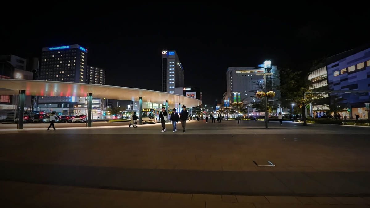 富山駅前の夜景。バスターミナルとホテル、商業ビルの明かりが見える