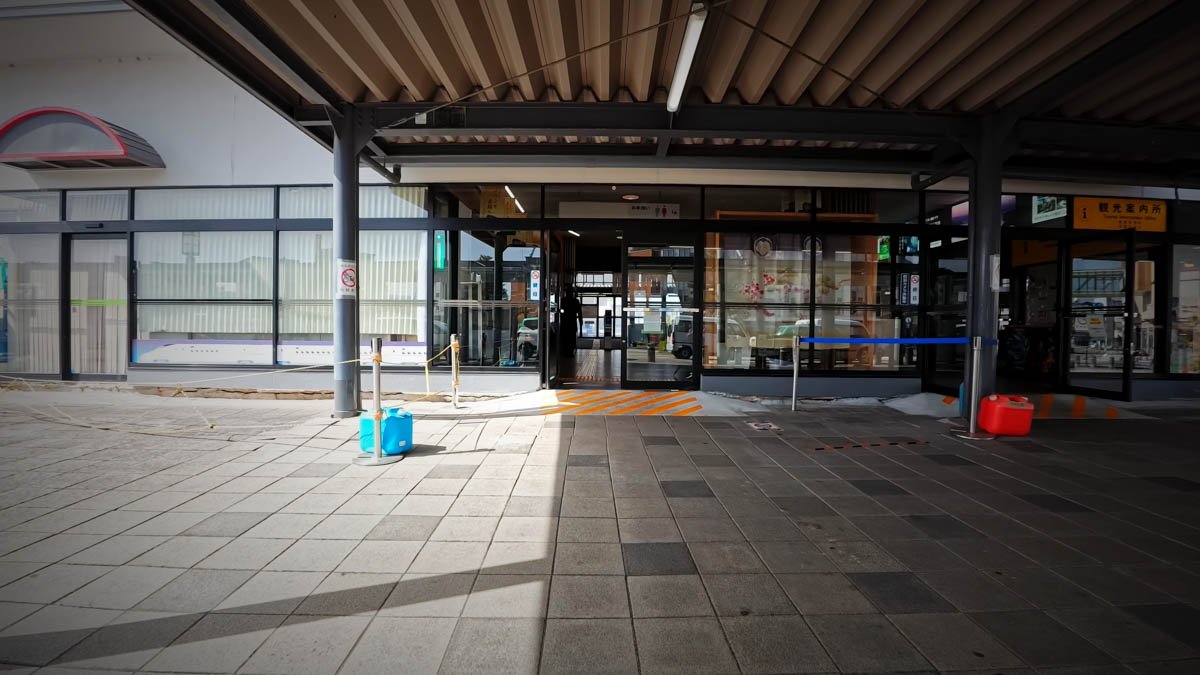 七尾駅 駅舎入口 七尾駅の駅舎入口。屋根付きの広い通路に観光案内所の看板が見える