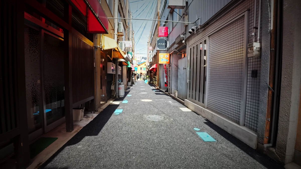 七尾市内 飲食店街の路地 細い路地に飲食店の看板や日よけが連なる商店街裏手の路地。昼間でも人通りはほとんどない