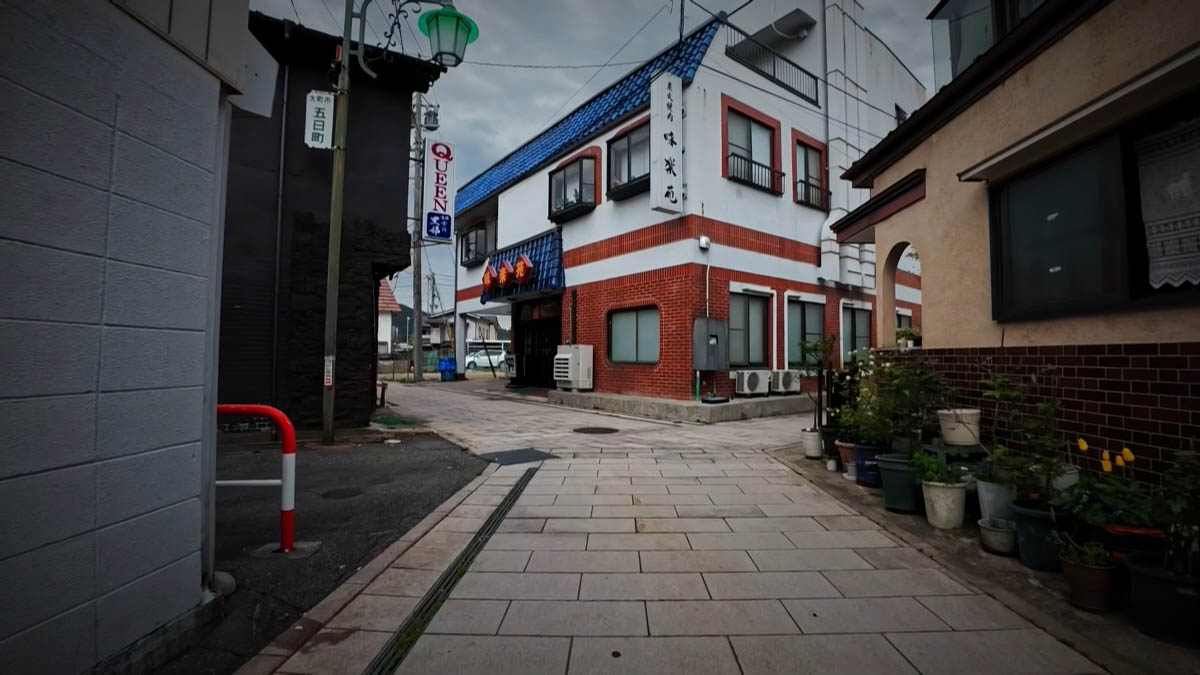 大町市 五日町 五日町の交差点。炭火焼鳥 味菜の角建物と、左手の大町市五日町の町名表示
