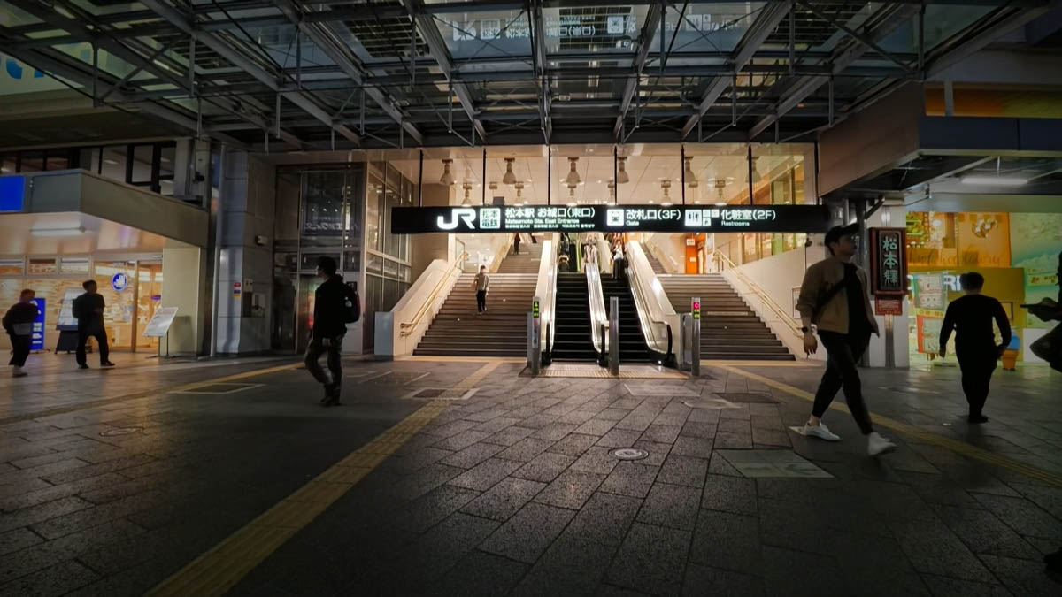 JR Matsumoto Station Oshiroguchi (East Exit), with an escalator, stairs, and a sign for ticket gates on the 3rd floor