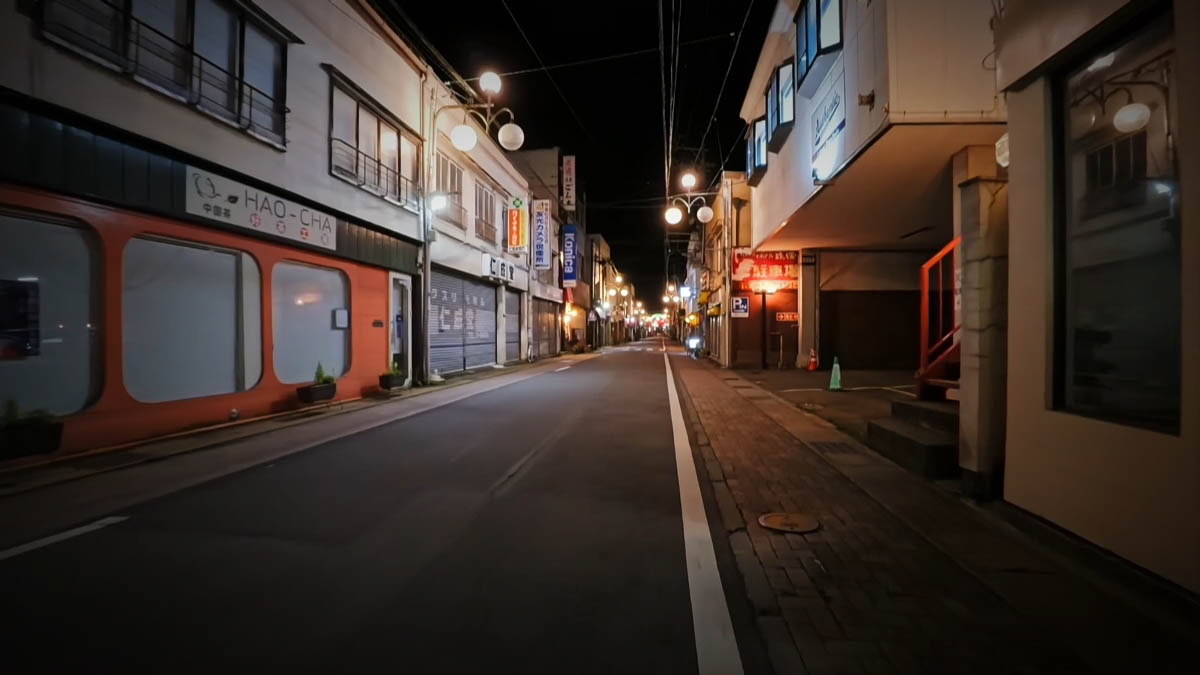HAO-CHA付近 HAO-CHAの円い窓とシャッターの店。奥に牛角の看板