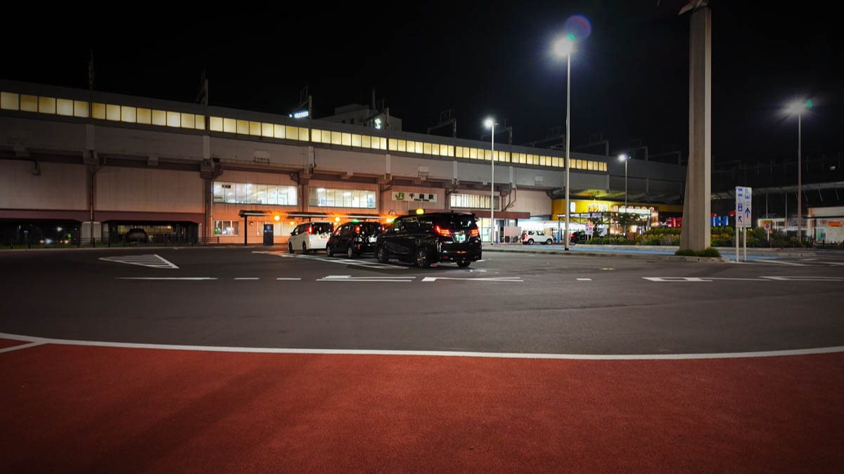 JR千歳駅 夜 夜のJR千歳駅前。赤い送迎エリアとタクシー、駅舎の明かり