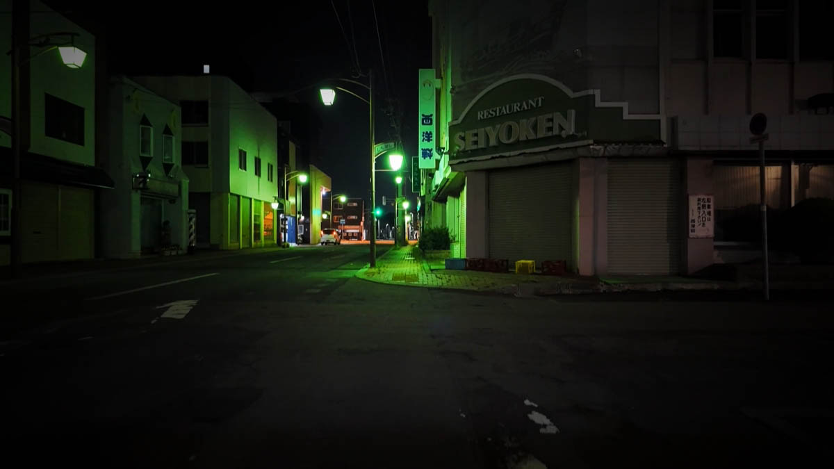 レストラン 西洋軒 RESTAURANT SEIYOKEN の緑色ネオンと西洋軒の看板。シャッターが閉まった店先