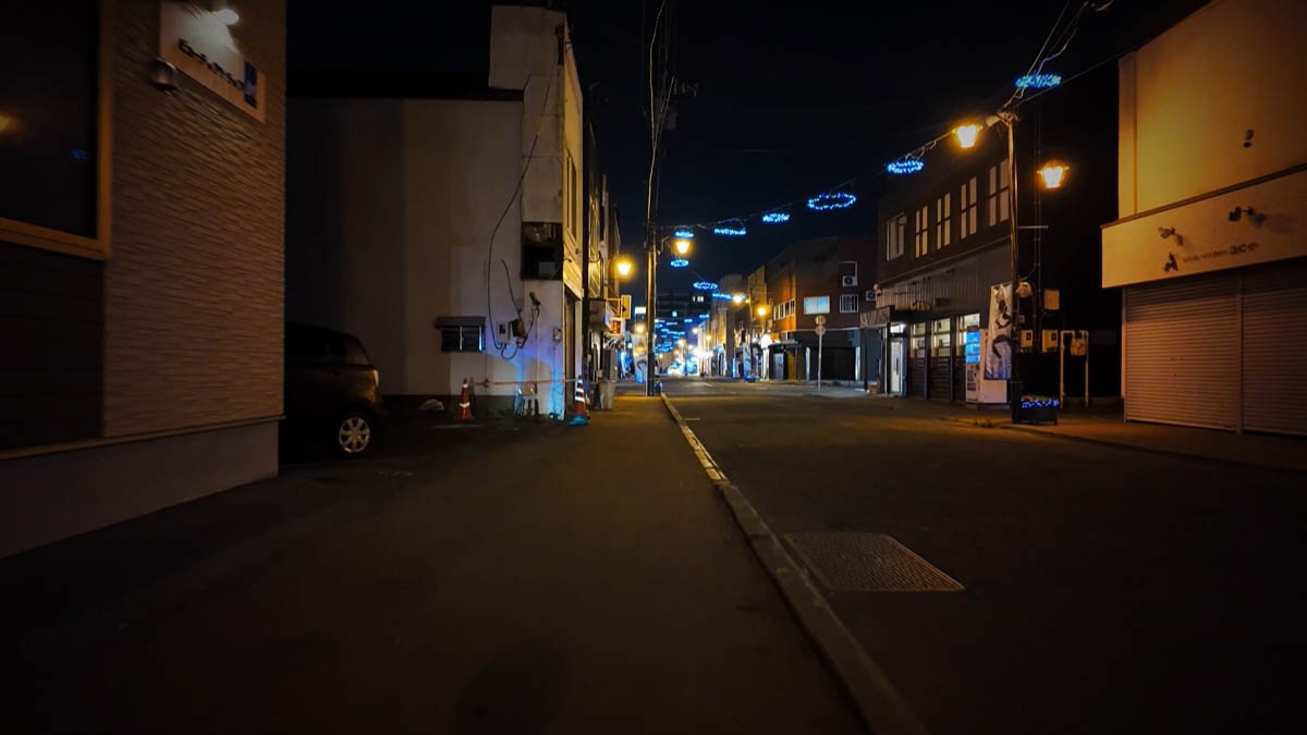 電飾のかかった通り 青い電飾が架かる夜の通り。街灯とシャッターの店