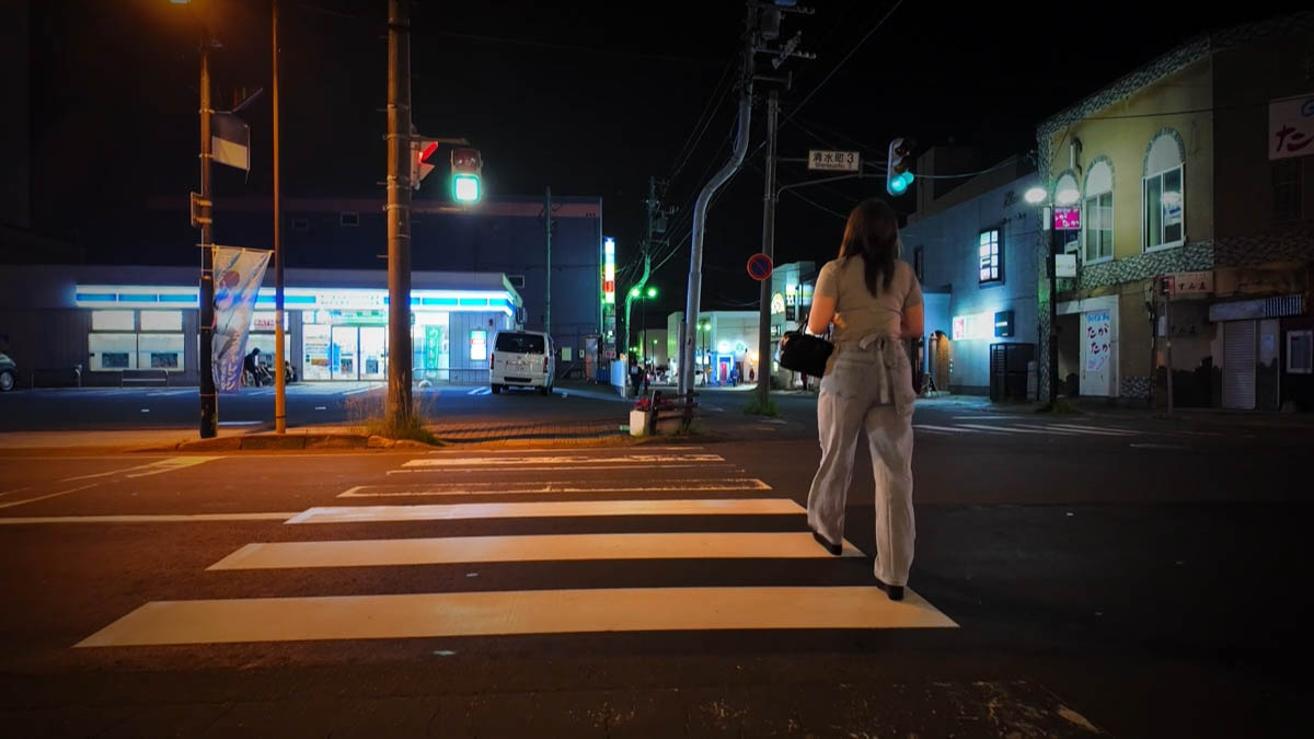 清水町3 ローソン前 ローソン前の横断歩道。清水町3の標識と歩く女性