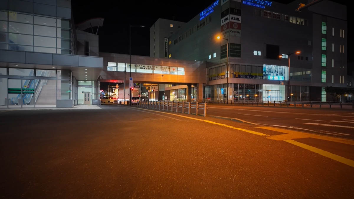 千歳ステーションプラザ 千歳ステーションプラザと歩道橋。CAN★Doと北海道銀行の看板