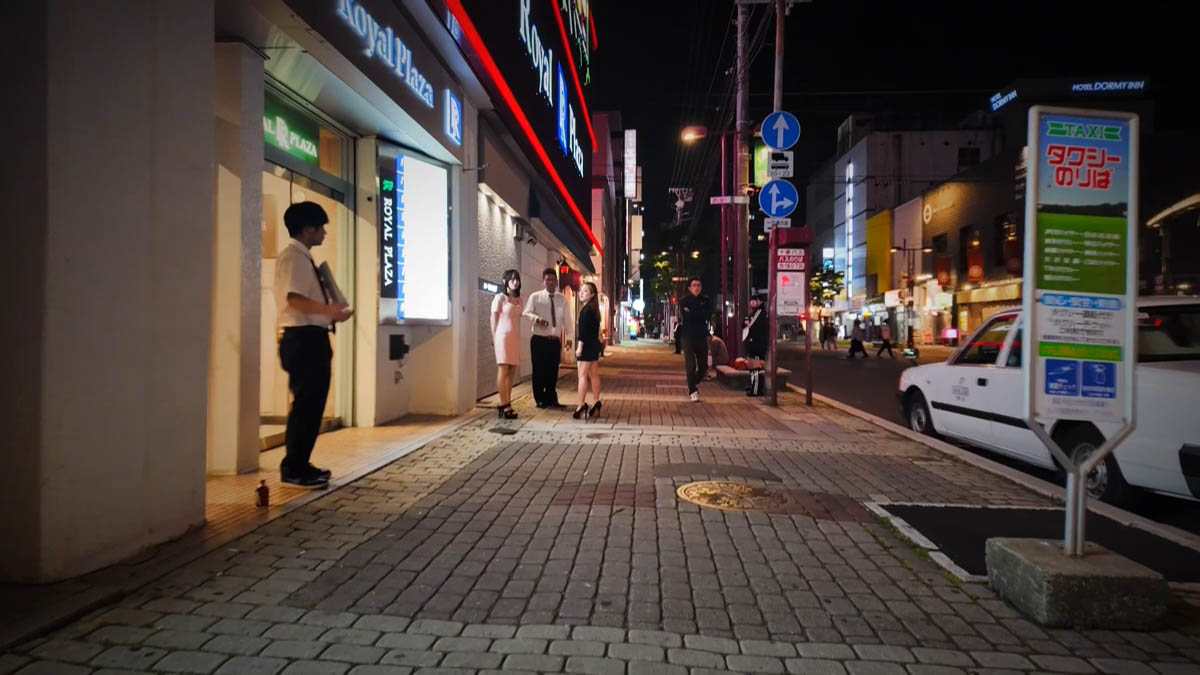 タクシー乗り場 Royal Plaza前のタクシー乗り場とドーミーインの看板