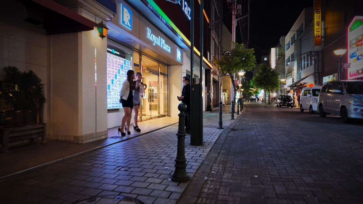 Royal Plaza Royal Plazaの看板と、店先で話す人たち