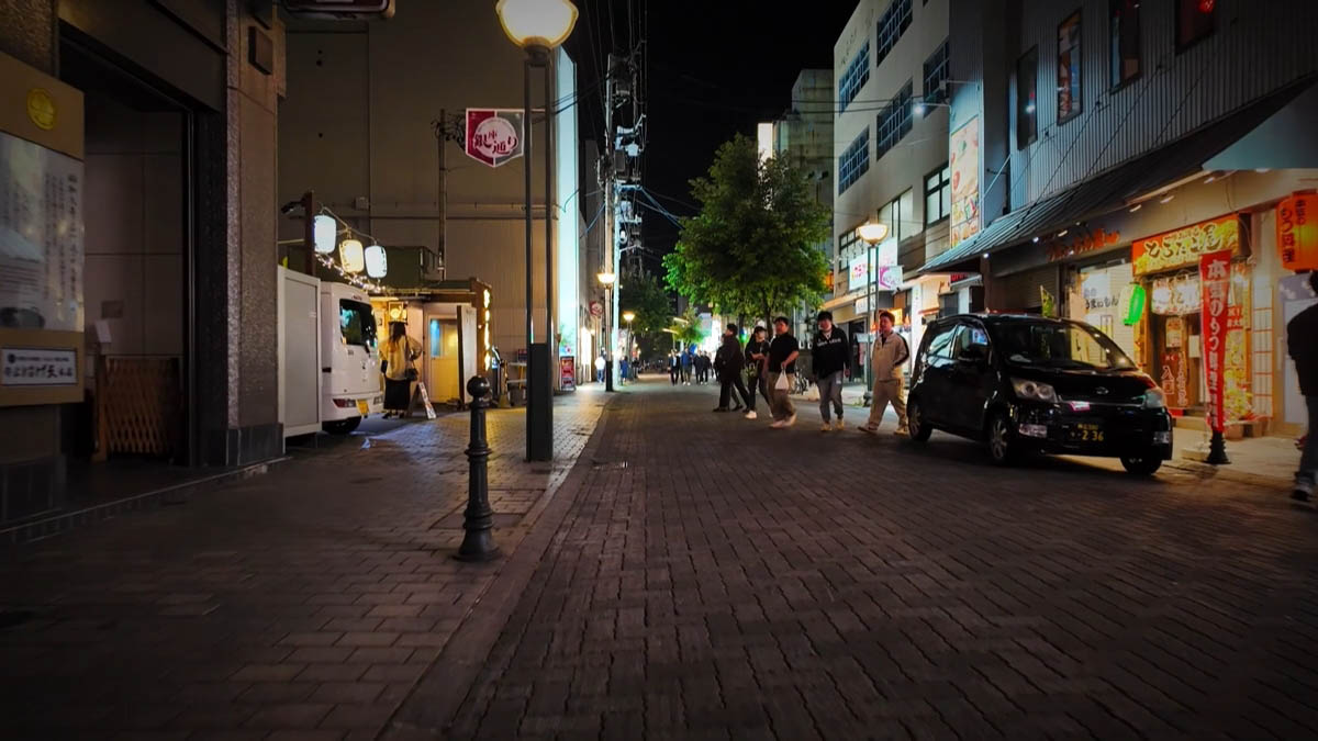 中洲通り 中洲通りの看板と、もつ鍋の店が並ぶ通り