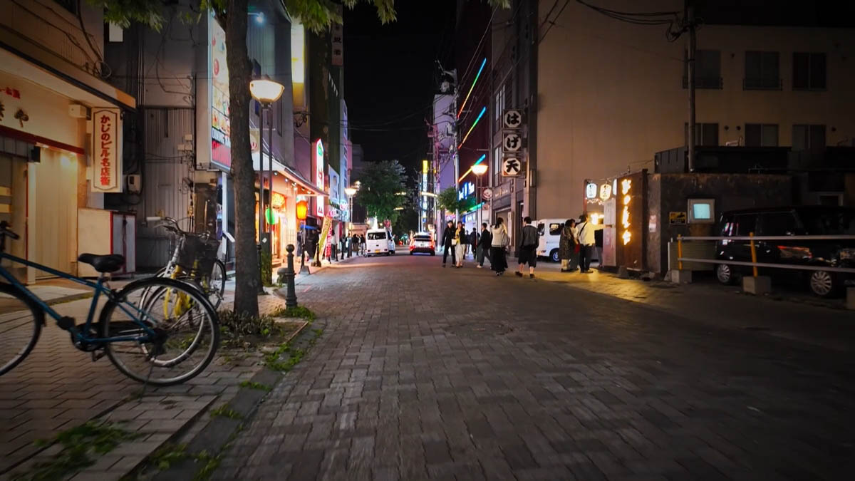 かじのビル名店街 かじのビル名店街の看板と、はげ天・やまちゃんの看板