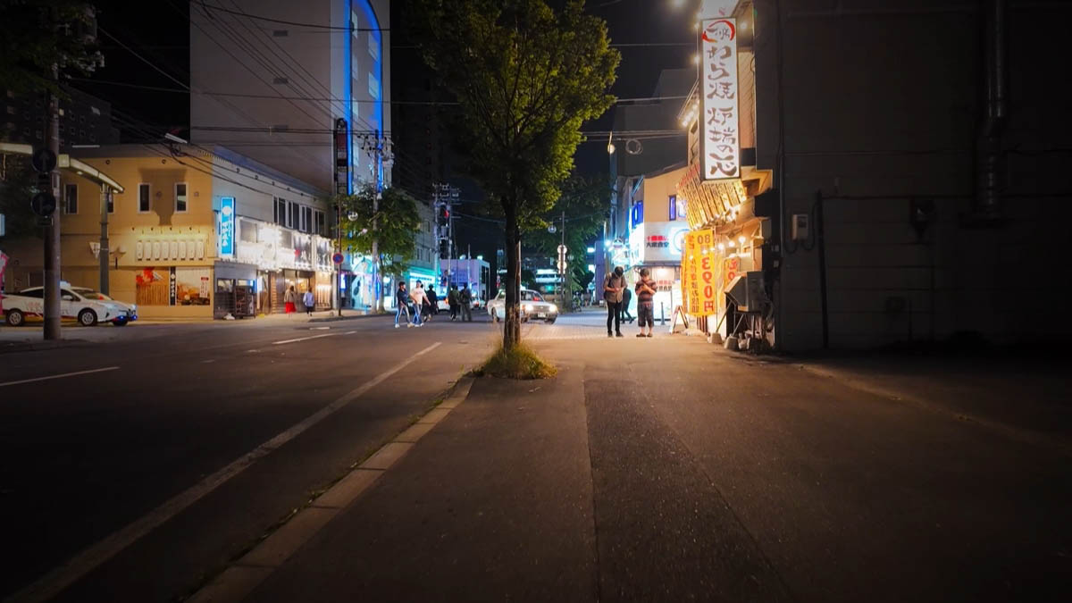 わら焼 炉端の心 わら焼 炉端の心の看板と黄色いのぼり