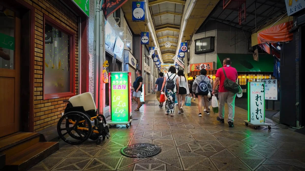 アーケードの居酒屋 カラオケ居酒屋の看板が並ぶアーケード