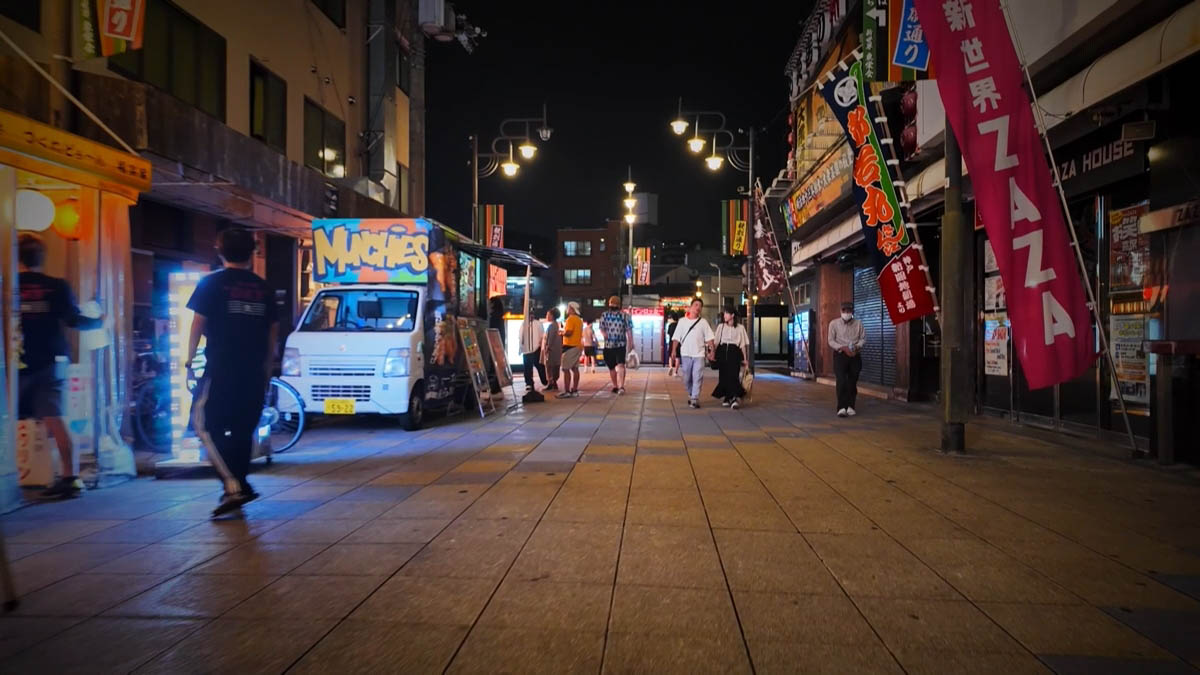 ZAZA HOUSE SHINSEKAI ZAZAののぼりと、MACHESのキッチンカー