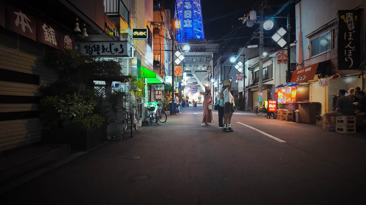 通天閣 通天閣を見上げる通り。釣鐘まんじゅうの看板